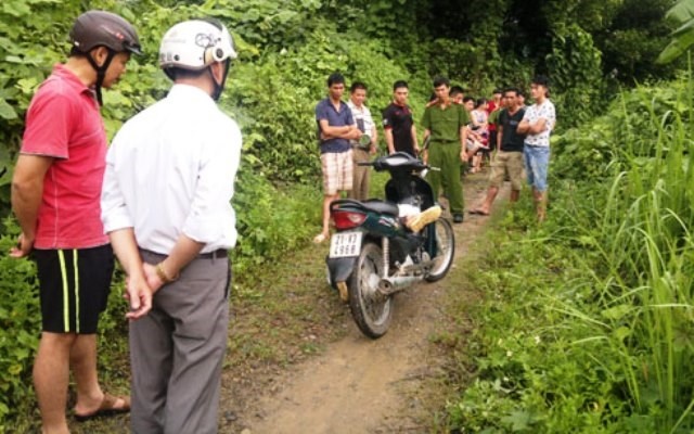 Con nghien chet khi chan con gac tren xe may hinh anh