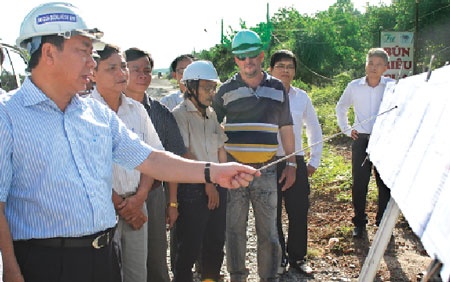 Nhung 'ong Tay' an khoai giam sat duong Ho Chi Minh hinh anh