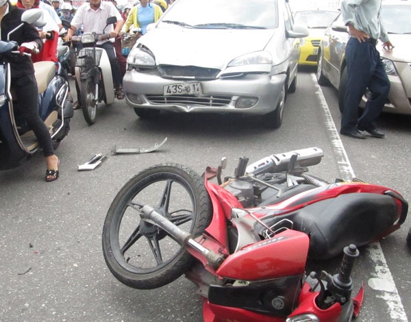 Hai me con chet tren doan duong dang thi cong hinh anh