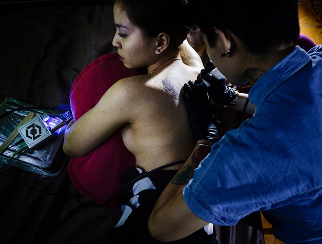 Theo nguoi di xam hinh anh