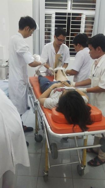 Cấp cứu nạn nhân trong bệnh viện 500 giường Lào Cai. Ảnh Facebook.