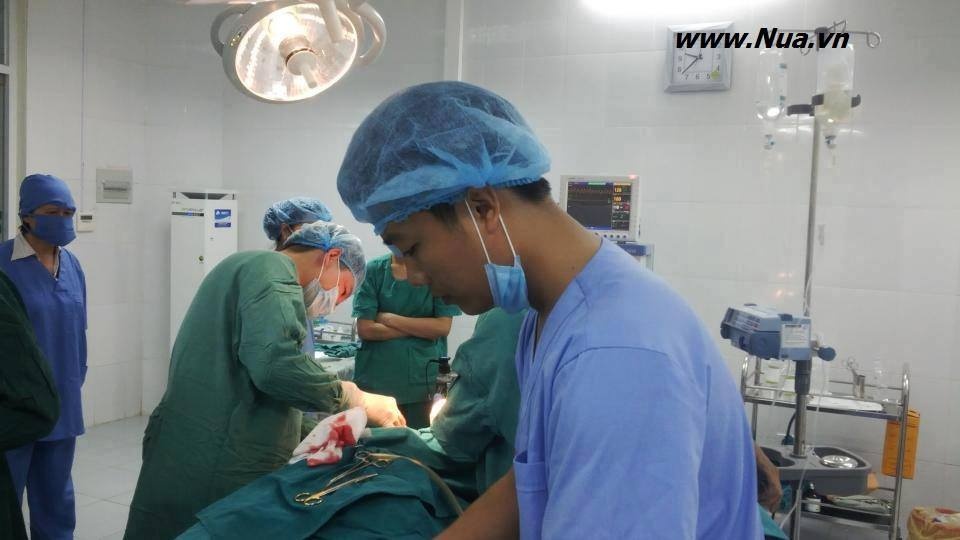 Bác sĩ Phạm Trường Sơn đang cùng đồng nghiệp đang mổ cho nạn nhân bị chấn thương ngực, vết thương thấu phổi. Ảnh: Nguyễn Minh Tuấn.