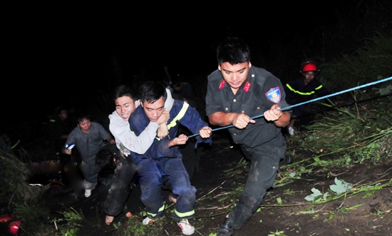 Xe cho hon 50 nguoi lao vuc Sa Pa, 12 nguoi chet hinh anh