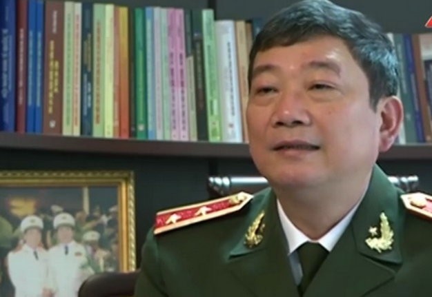 Bo Cong an: Xe khach mat lai dam vao xe trung tuong cong an hinh anh