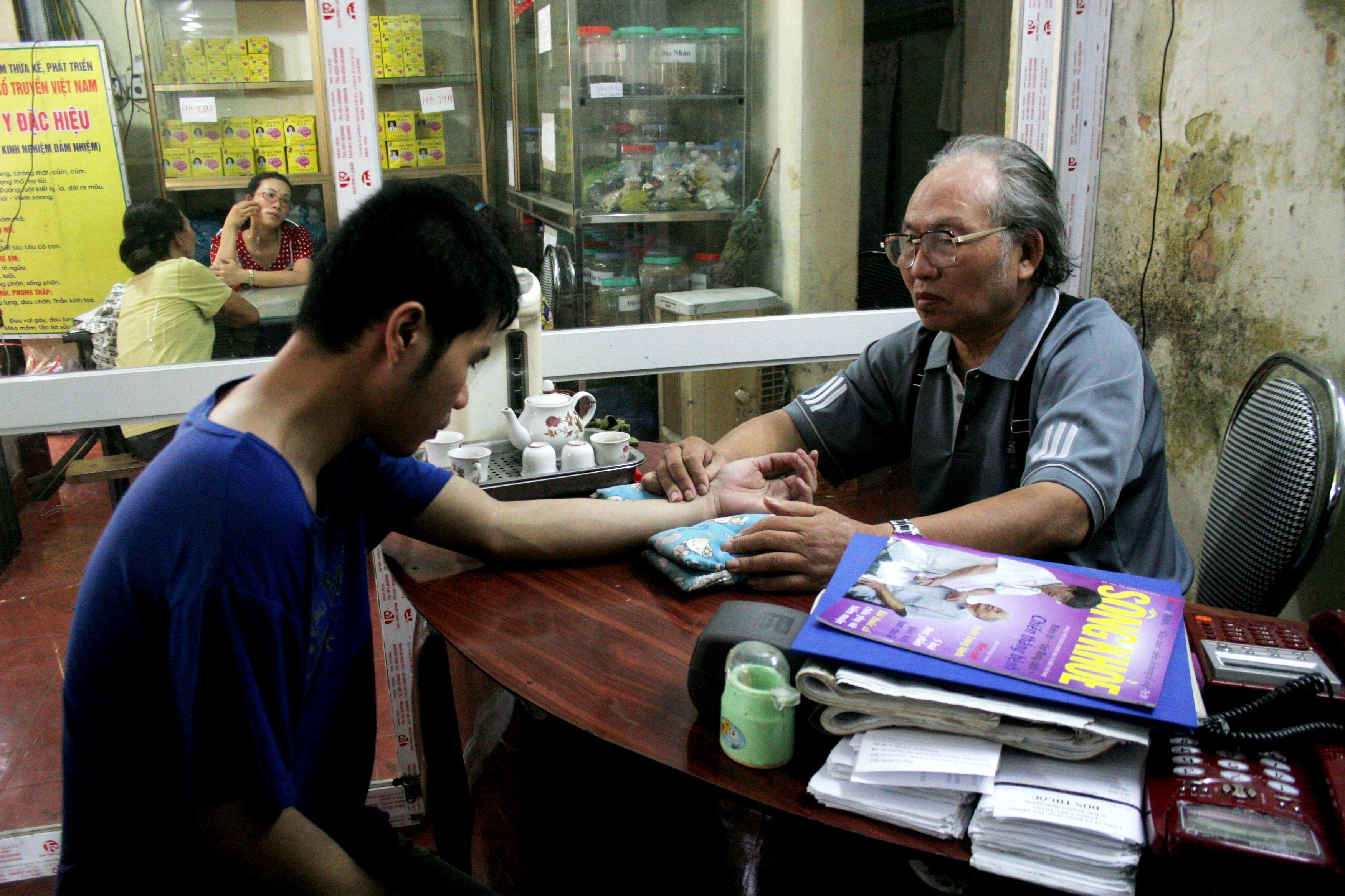 Cu ong cuu chua hang nghin nguoi khoi benh nao hinh anh