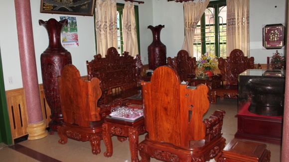 Nguoi dan ba chat tay xay nha hinh anh