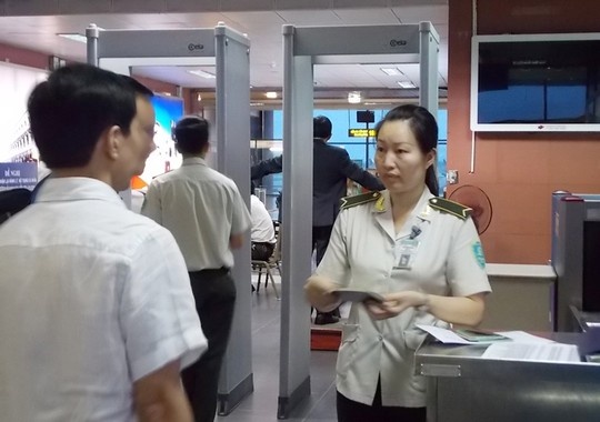 Hanh khach 74 tuoi doa co 'hang nong' khi len may bay hinh anh