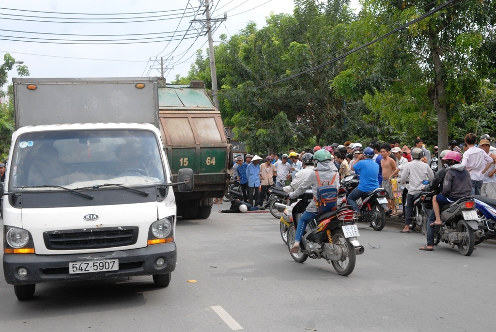 Lao vao dau xe tai, nam thanh nien tu vong hinh anh