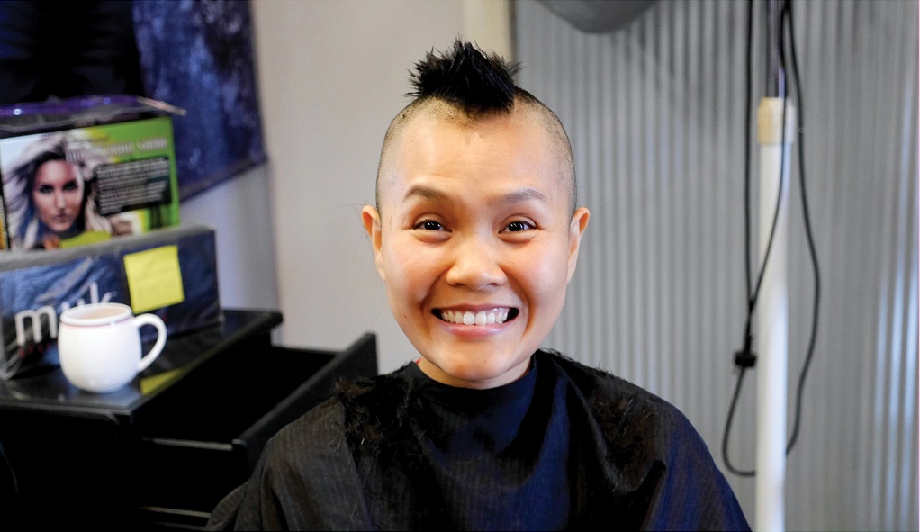 Nguoi phu nu 'chien thang' di can ung thu vu hinh anh