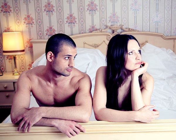 Vo muon dung ‘do choi’, bi chong to ngoai tinh hinh anh