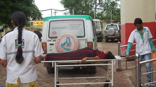 An Do: 8 phu nu thiet mang sau khi triet san hinh anh