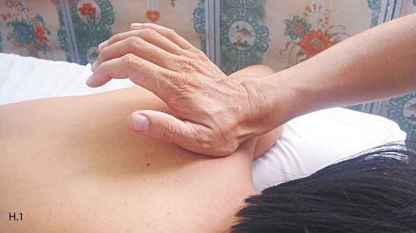 Xoa bop chua dau vai gay do tu the hinh anh