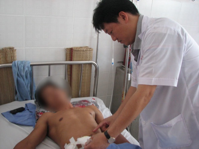 Dat ong bom hoi vao hau mon dua gion, 2 nguoi vo truc trang hinh anh