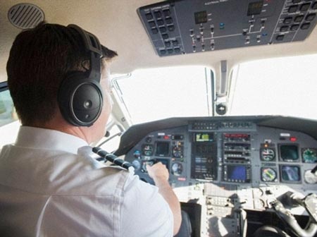 Tai sao phi cong may bay de bi ung thu da? hinh anh