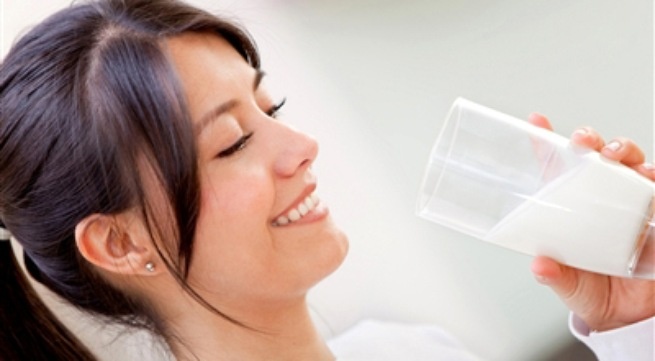 Uong mot coc sua moi ngay phong tranh nguy co bi benh tim hinh anh