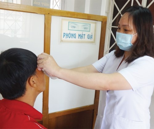 Nhung nguoi tao tac 'cua so tam hon' hinh anh