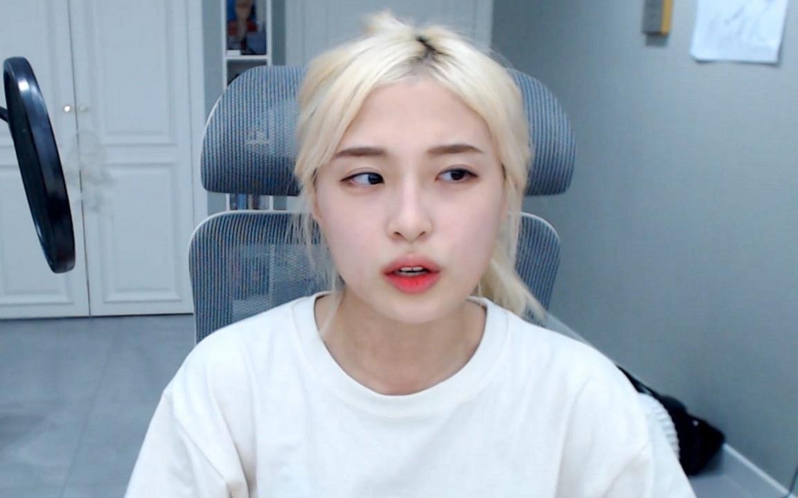 Tang nu YouTuber so tien lon, fan nam nhay cau vi khong duoc cam on hinh anh