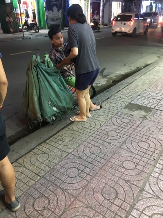 tặng gạo cho cậu bé nhặt ve chai ảnh 1 tang gao cho cau be nhat ve chai anh 1