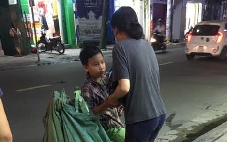 Nguoi phu nu tang gao cho cau be nhat ve chai o Sai Gon hinh anh