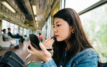 Nu gioi Nhat mua do make up cu vi 'cuoc song kho khan van phai dep' hinh anh