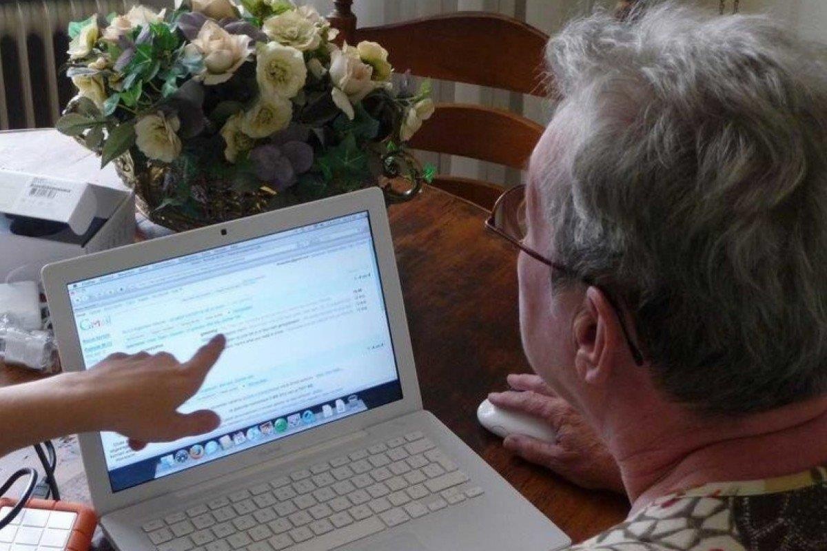 người già Mỹ nghiện smartphone ảnh 1 nguoi gia My nghien smartphone anh 1