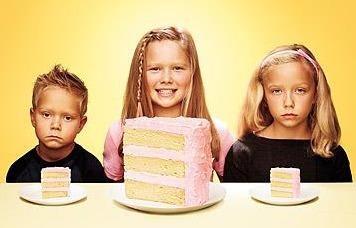 Nhung dua tre 'cuu den' bi cha me hat hui, co don trong chinh nha minh hinh anh