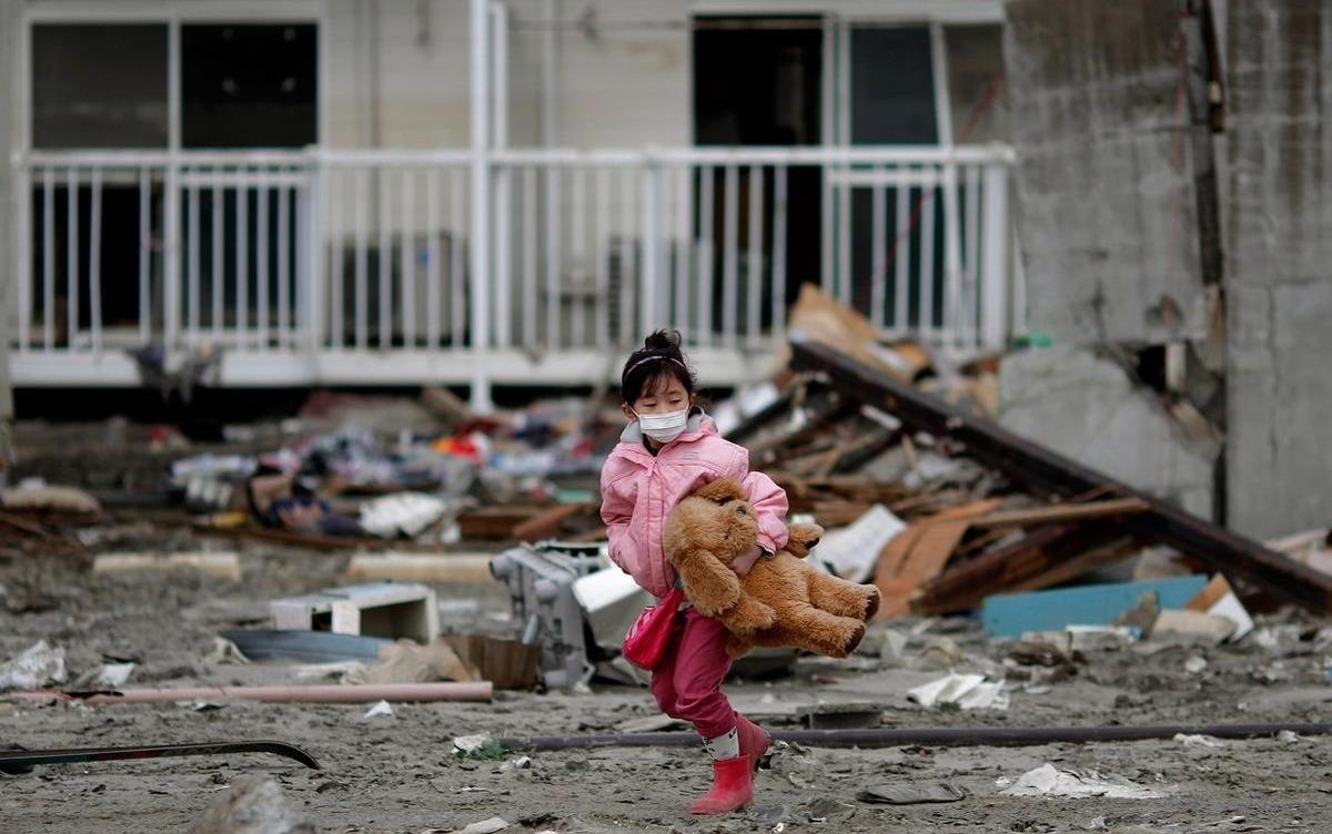 Tre em Nhat hoc cach tu cuu lay minh trong tham hoa, bao lu hinh anh