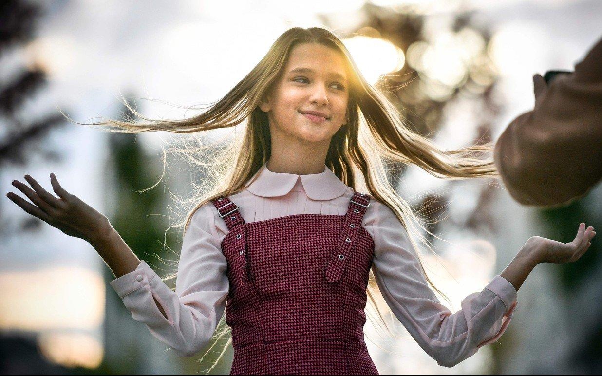 Cha me Nga khuyen khich con noi tieng, len mang kiem tien tu nho hinh anh