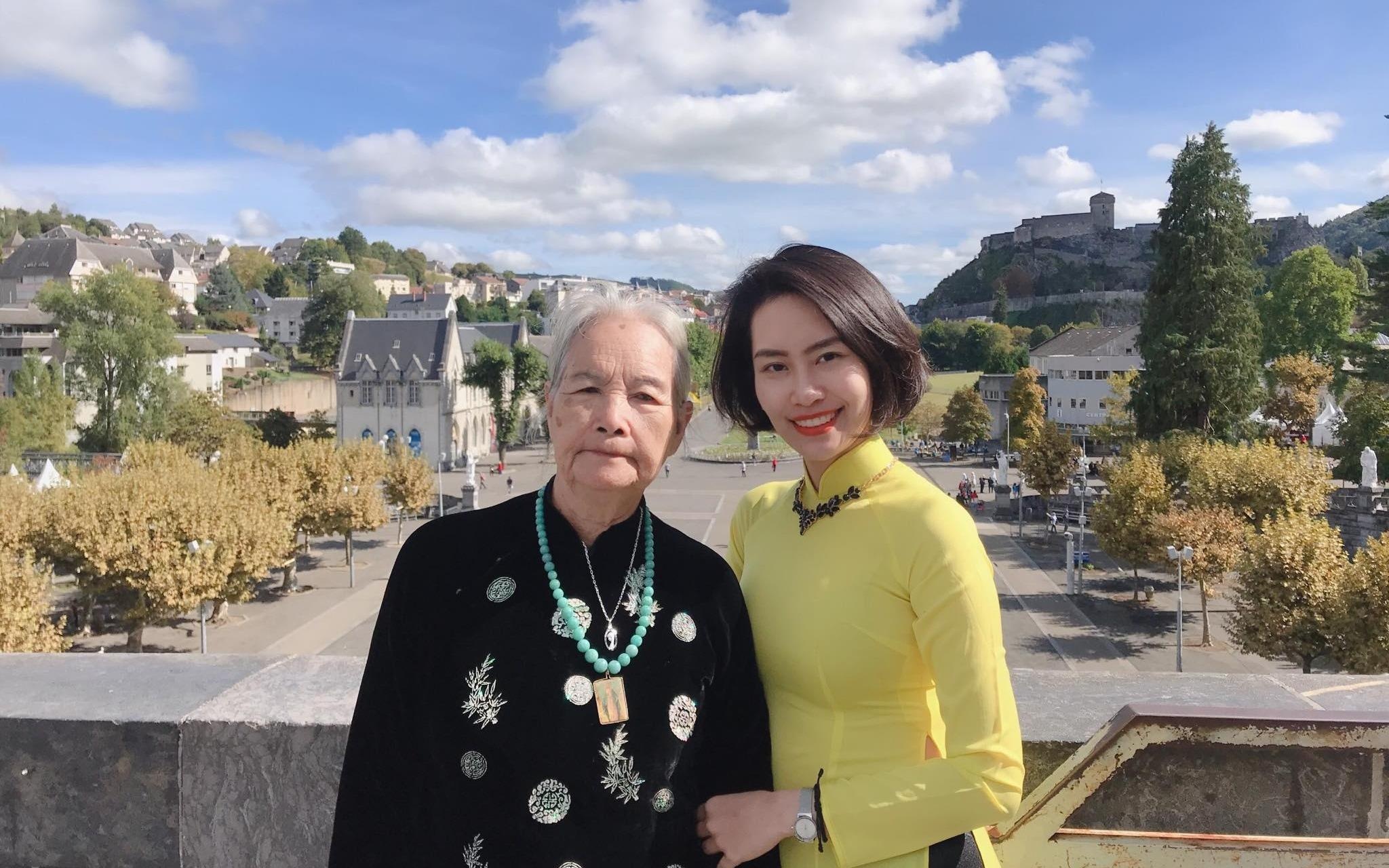 Co gai Ha Noi dan ba ngoai 85 tuoi du lich chau Au hinh anh