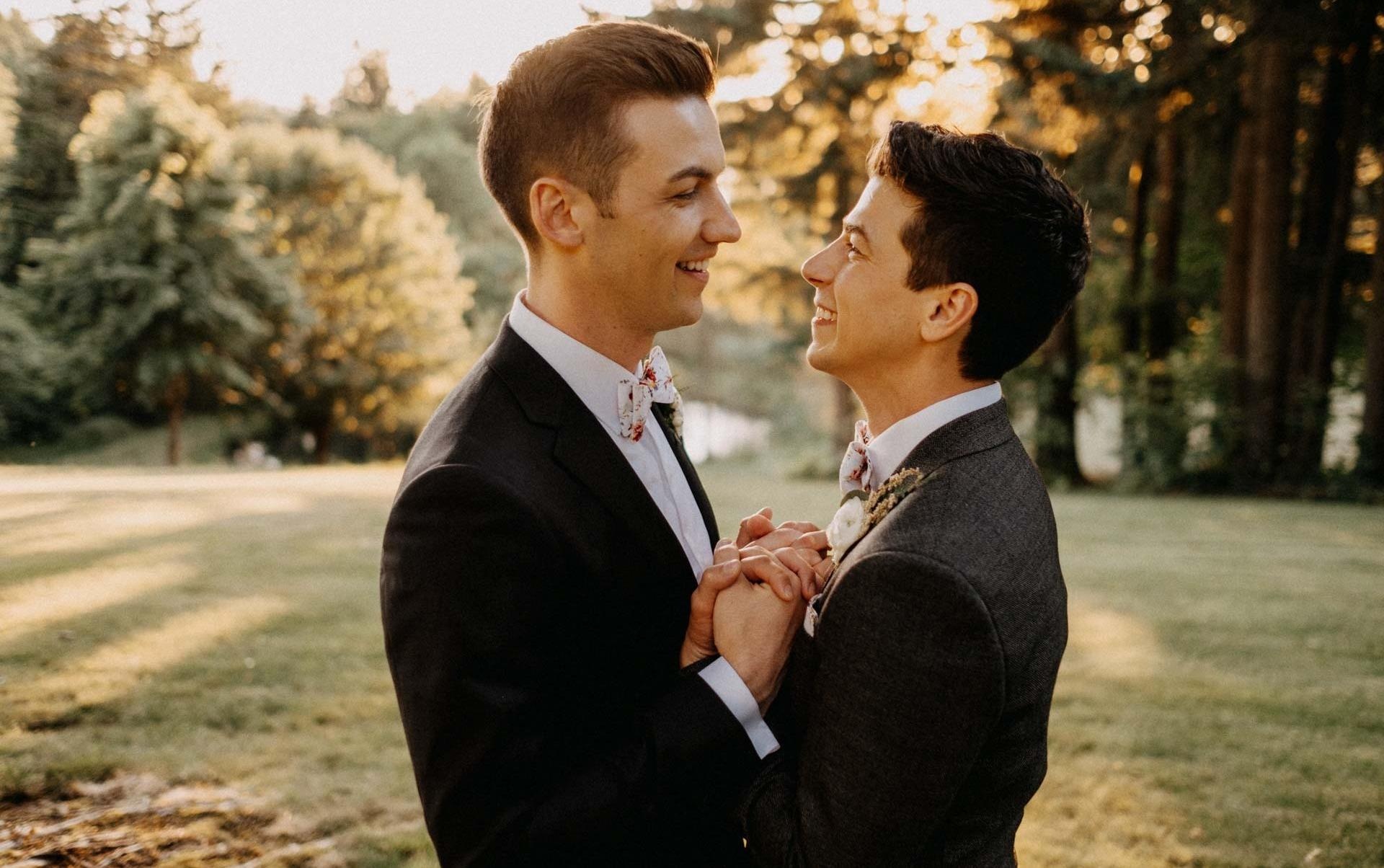 'Toi mat tat ca khi chong cong khai la nguoi dong tinh' hinh anh