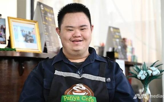 Quan ca phe hut khach cua chang trai mac benh Down hinh anh