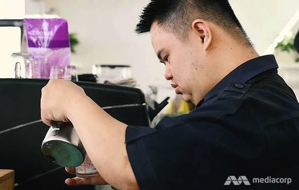 Chang trai Thai Lan mac benh Down lam nghe pha che ca phe hinh anh