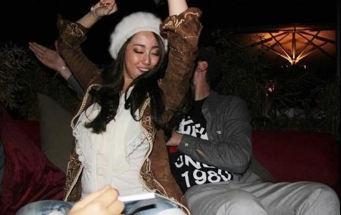 Nhom ban Singapore bi bat giua tiec sinh nhat vi nham lan dung ma tuy hinh anh