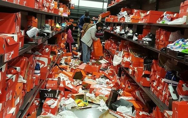 Mua Black Friday, nhan vien ban hang cang thang den kiet suc hinh anh