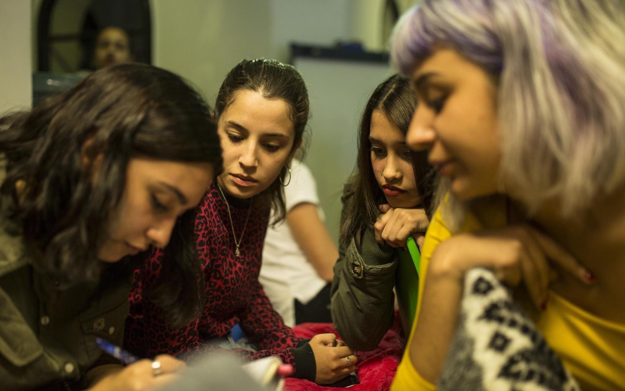 Giao vien Phlippines bi dieu tra vi cho hoc sinh xem phim khieu dam hinh anh