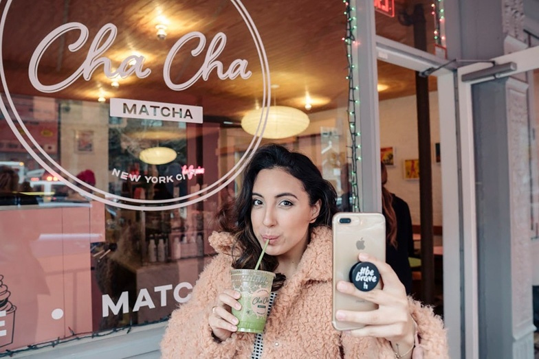 Om khoan no 10.000 USD vi co lam nguoi noi tieng tren mang hinh anh