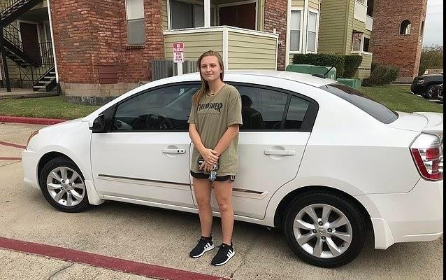 Co gai phuc vu duoc khach hang la mat tang oto hinh anh