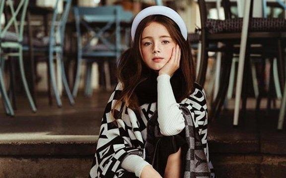 Mau nhi 9 tuoi lot mat xanh nhieu thuong hieu cao cap hinh anh