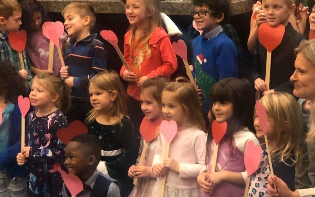 Ca lop den chuc mung cau be duoc nhan lam con nuoi hinh anh