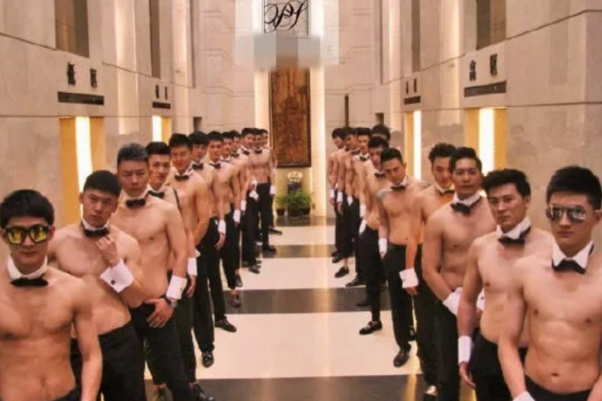 Ben trong quan bar trai dep chuyen phuc vu cac quy ba hinh anh