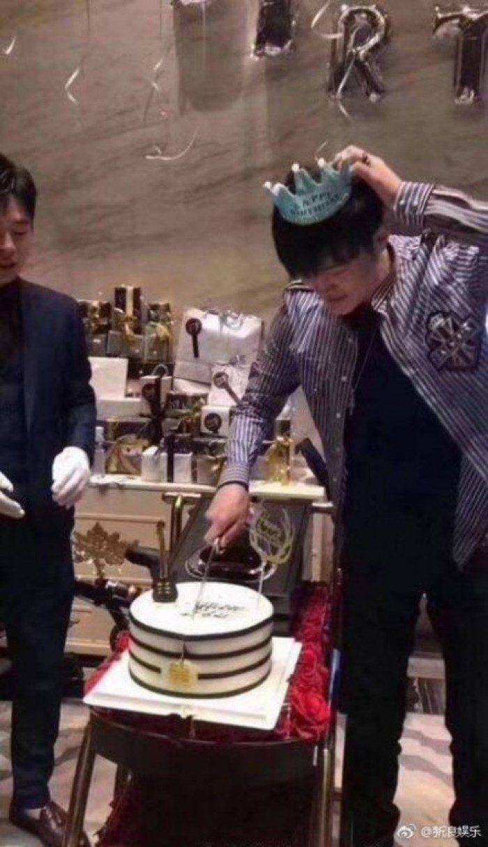 trai dep phuc vu quan bar anh 2