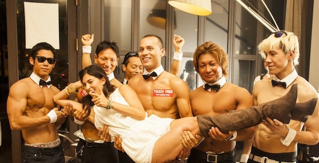 trai dep phuc vu quan bar anh 5