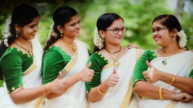 Bon chi em sinh tu An Do cuoi cung mot ngay de tiet kiem hinh anh