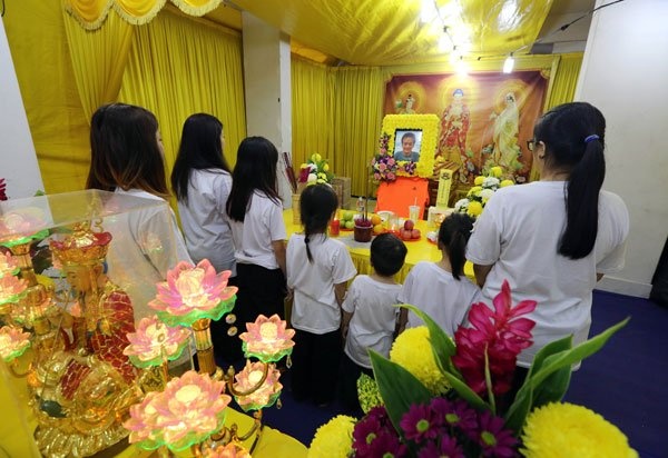 Sap qua doi, nguoi cha co nhan tin dan do cac con 'song doan ket' hinh anh