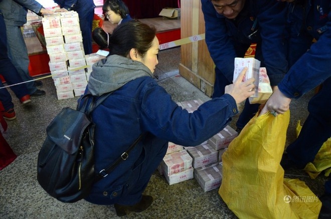 nhan vien duoc thuong tet bang can ho anh 2