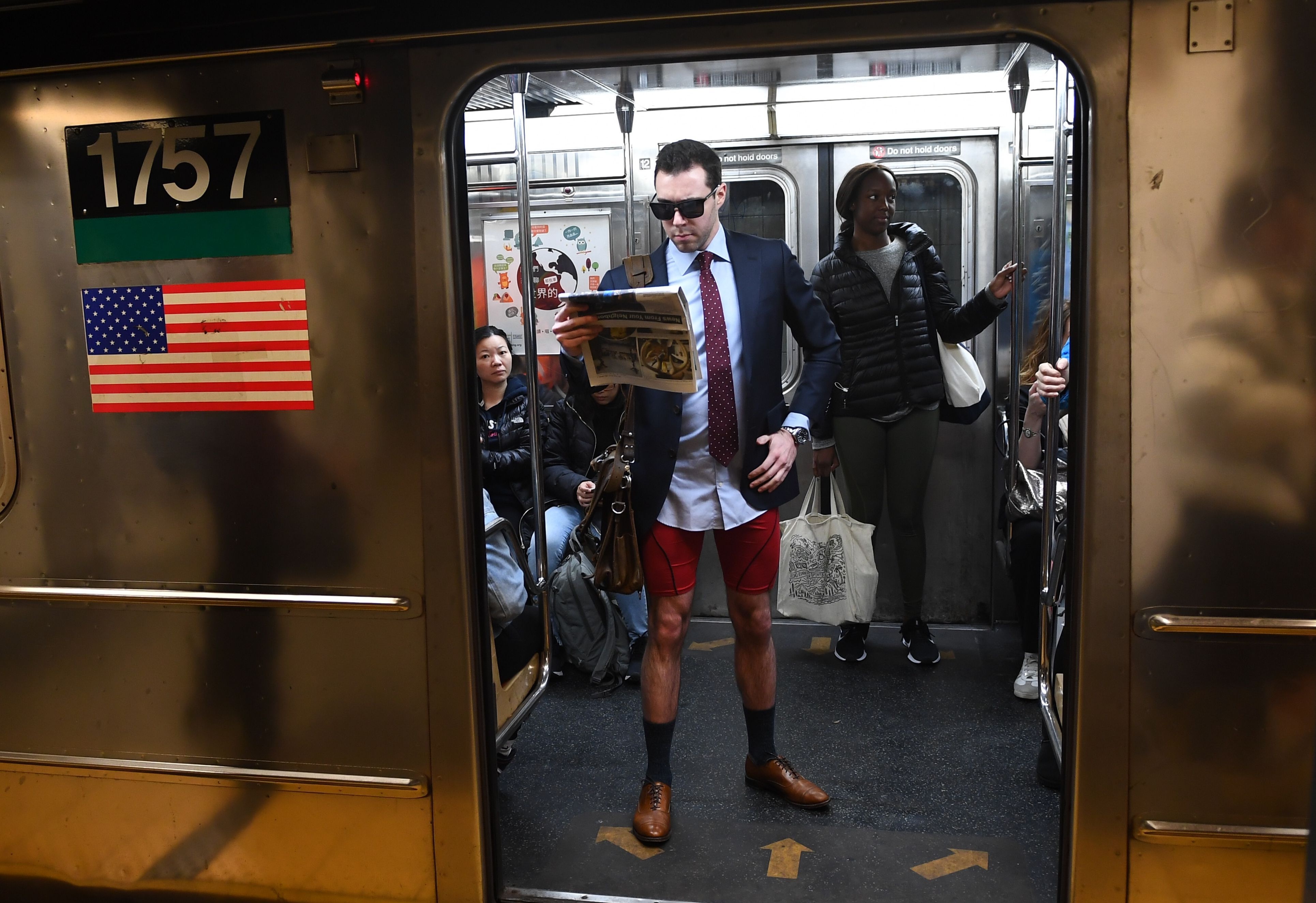 khong mac quan di tau dien ngam anh 7