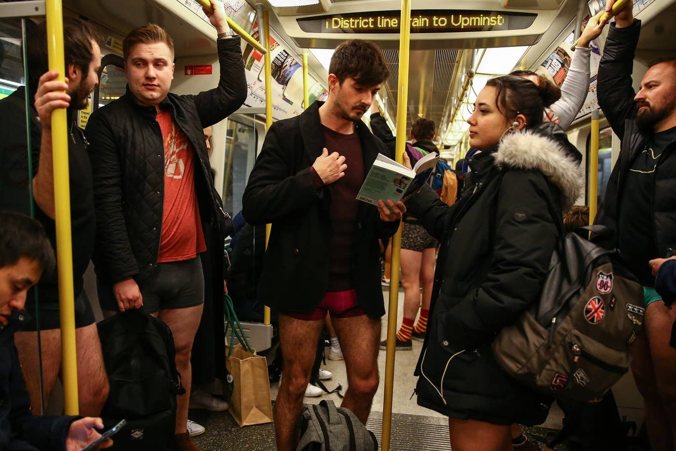 khong mac quan di tau dien ngam anh 6