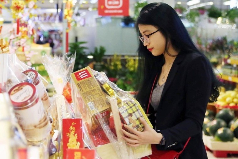 Vo chong tre tranh cai gop Tet nha noi, nha ngoai hinh anh