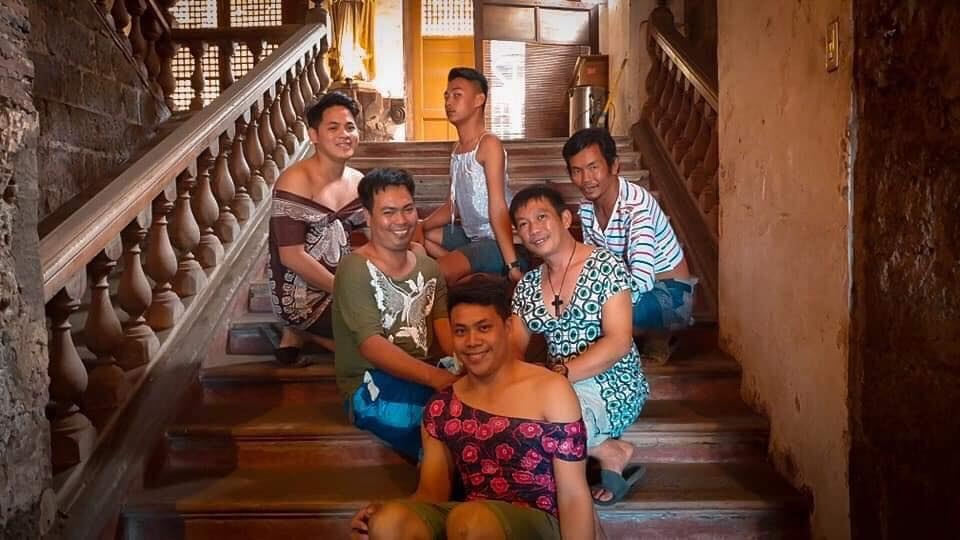 Phai so tan khan cap, cac chang trai Philippines van tao dang chup anh hinh anh