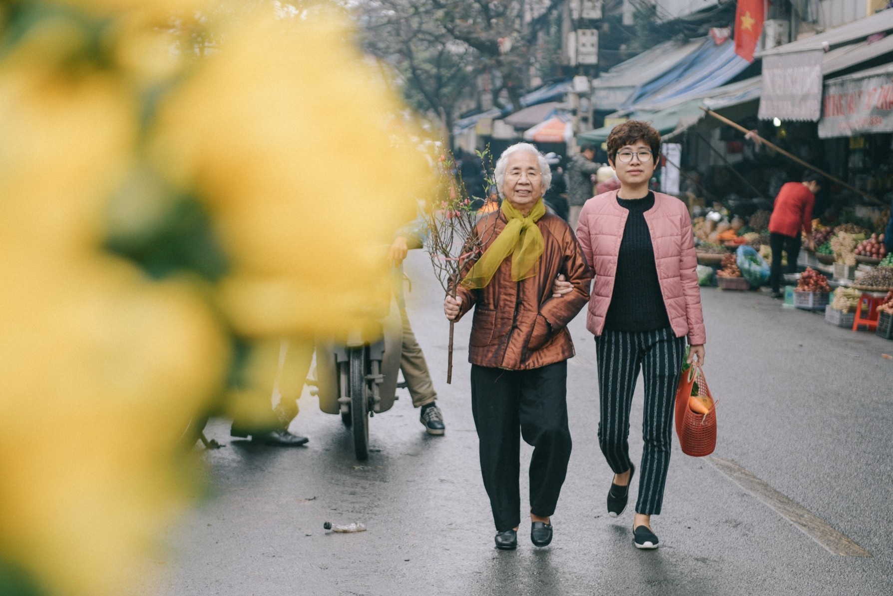 Buc tranh Tet Viet nhin tu can bep cua nguoi phu nu Ha Noi hinh anh